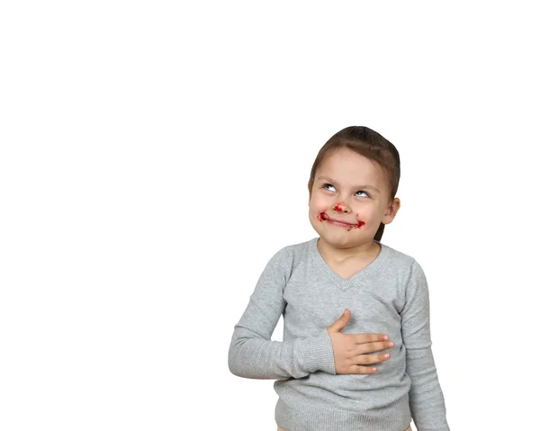 Petite fille avec un visage enduit de confiture isolé sur fond blanc — Photo