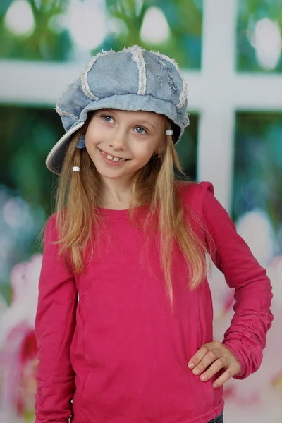 Милая девушка в кепке — стоковое фото