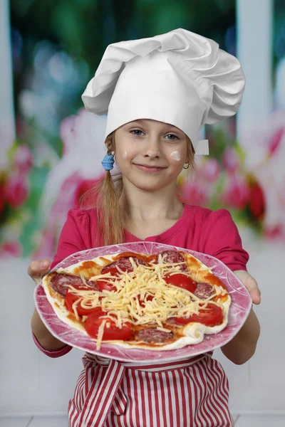 Молодой повар с пиццей — стоковое фото