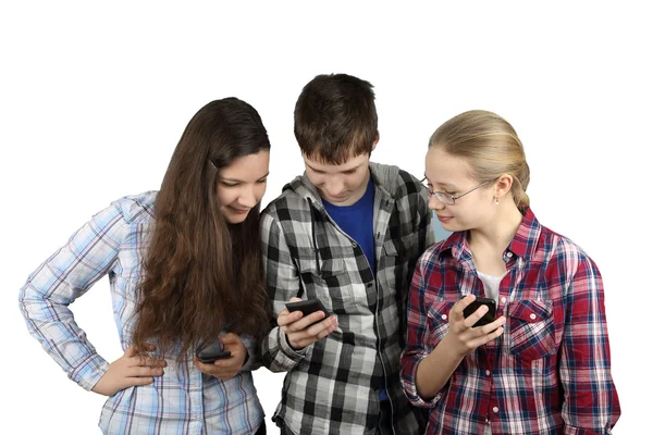 Adolescentes con teléfonos celulares — Foto de Stock