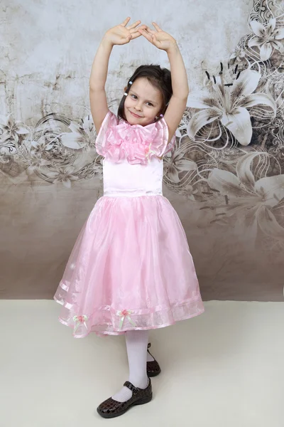 Pequena menina dança em vestido de baile Fotografia De Stock