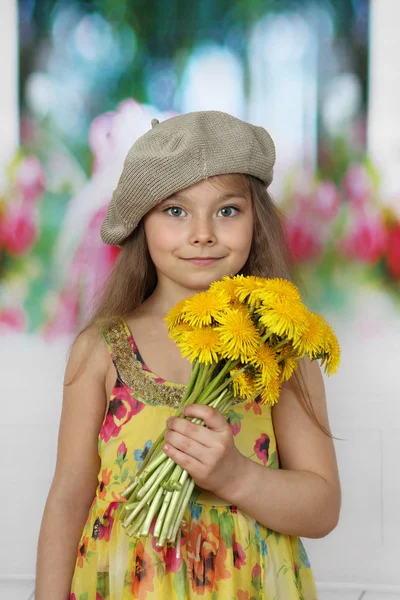 Pretty little girl in beret with dandelions in her hand — Stock Photo, Image