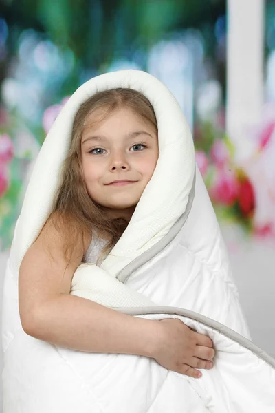 Маленькая девочка сидит приглушенная в одеяло — стоковое фото