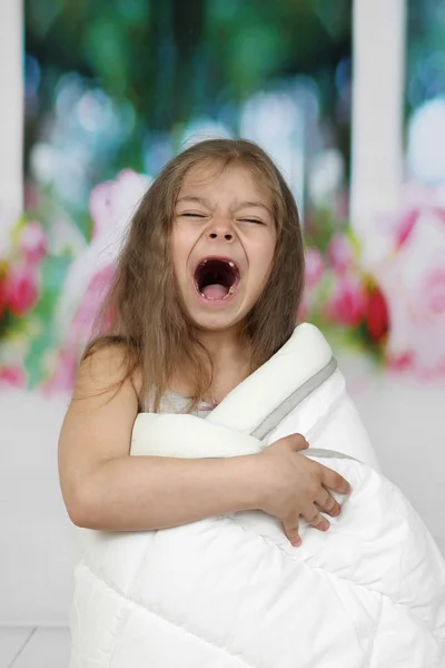 Küçük kız battaniye yawns boğuk