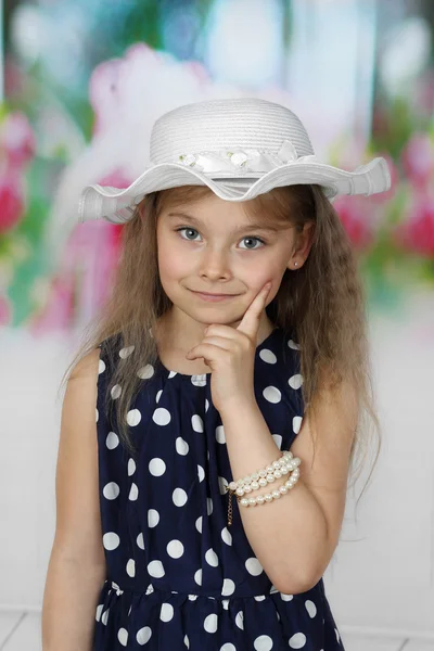 모자 초상화에 귀여운 긴 머리 소녀 — 스톡 사진