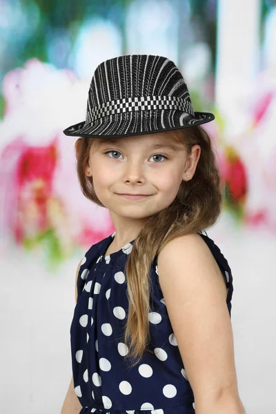 Mignonne fille aux cheveux longs en chapeau portrait — Photo