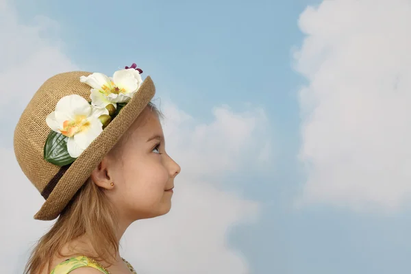 Pretty little girl looks ahead — Stock Photo, Image