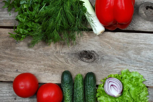 Sayuran segar di papan kayu — Stok Foto