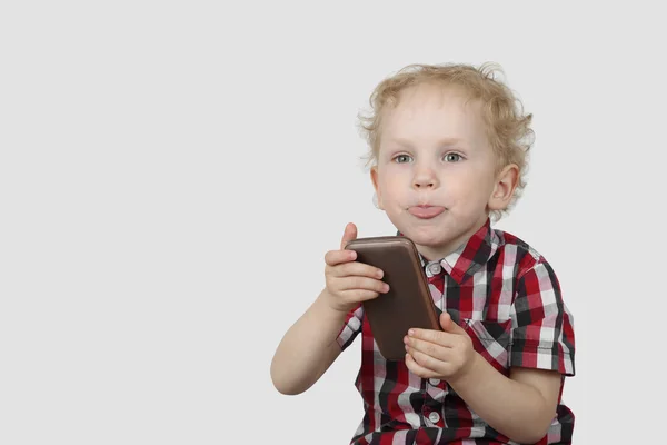 Jongetje met telefoon verkopen — Stockfoto