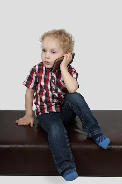 小男孩说话靠手机 — 图库照片