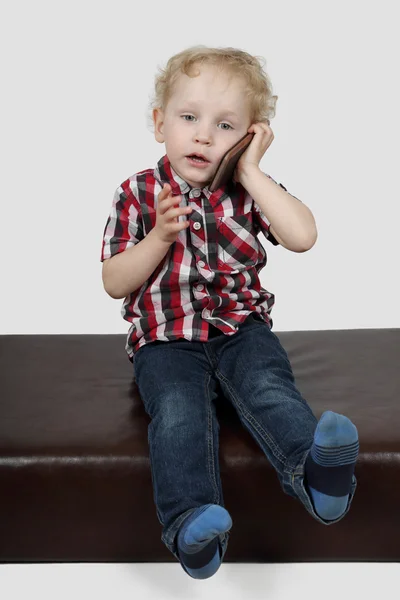 Kisfiú beszél telefonon — Stock Fotó
