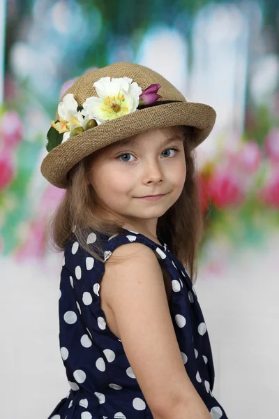 Menina de cabelos longos bonito em flores decorado chapéu retrato Fotografias De Stock Royalty-Free