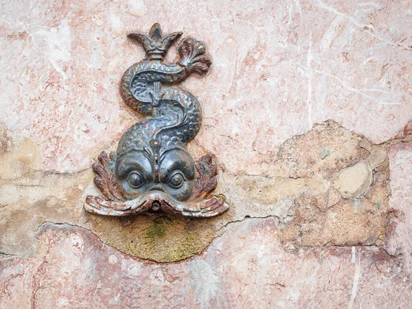 Metallic antique fish fontain sculpture on the wall — Stock Image Metallic Antique Fish Fontain Sculpture Wall Stock Picture