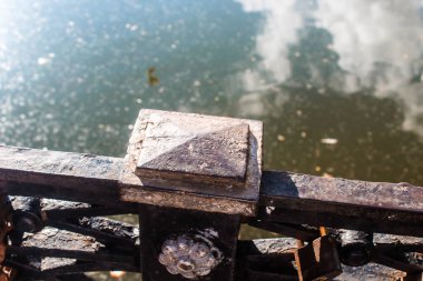 Göletyakınındaki dökme demir çitin bir kısmı