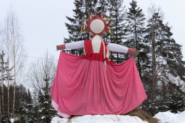 Kirov, Rusya Federasyonu-Şubat 18, 2018: bir kış kutlama Maslenitsa tatil el yapımı hasır effigy ile sembolize