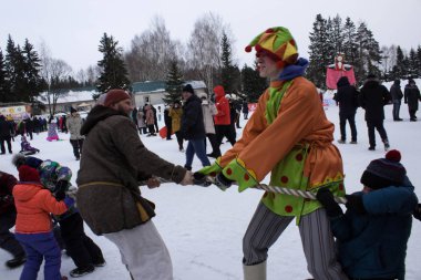 Kirov, Rusya Federasyonu-Şubat 18, 2018: kutlama Maslenitsa tatil, geleneği eğlenceli halat, bogatyt ve skomorokh insanlar eğlendirmek