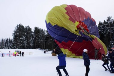 Kirov, Rusya Federasyonu-Şubat 18, 2018: Maslenitsa tatil kutlamaları, işçi balon katlama