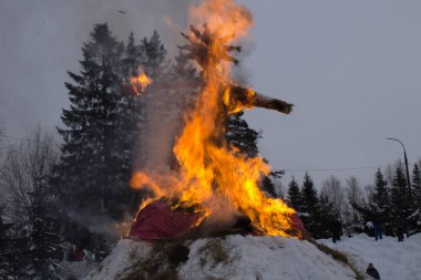 Kirov, Rusya Federasyonu-Şubat 18, 2018: kutlama Maslenitsa tatil saman effigy kalıntıları yakarak dışarı