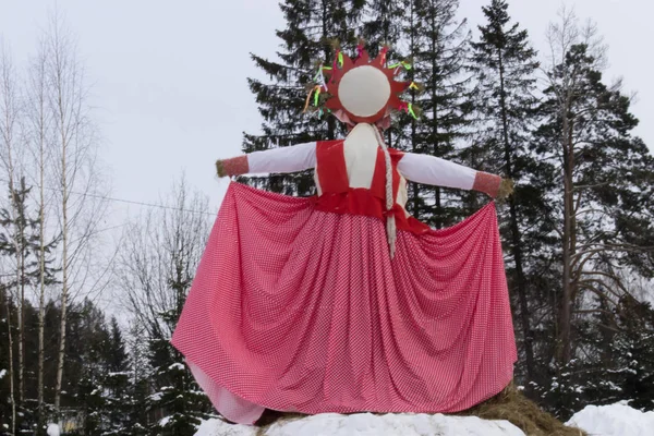 KIROV,RUSSIA-FEBRARY 18, 2018: celebration of Maslenitsa holiday with hand-made straw effigy symbolized a winter — Stock Photo, Image