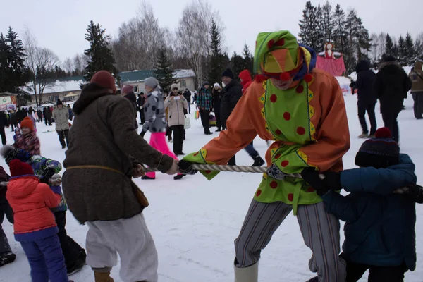 KIROV,RUSSIA-FEBRARY 18, 2018: celebration of Maslenitsa holiday,tradition fun tug of war, bogatyt and skomorokh entertain people — Stock Photo, Image