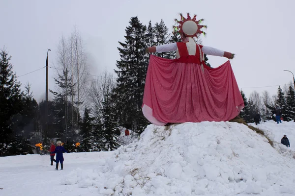 KIROV,RUSSIA-FEBRARY 18, 2018: celebration of Maslenitsa holiday burn straw effigy symbolized a winter — Stock Photo, Image