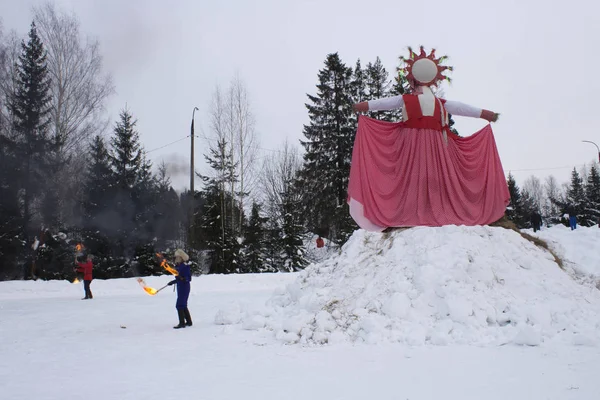KIROV,RUSSIA-FEBRARY 18, 2018: celebration of Maslenitsa holiday burn straw effigy symbolized a winter — Stock Photo, Image