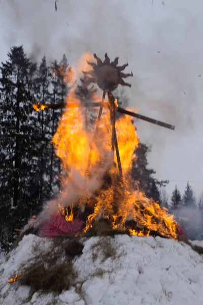 KIROV,RUSSIA-FEBRARY 18, 2018: celebration of Maslenitsa holiday remains of straw effigy burn out — Stock Photo, Image
