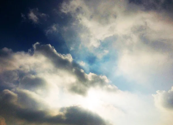 蓝天和云朵 美丽的氛围 — 图库照片