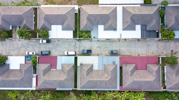 鳥の目のビューから町のホーム屋上 上から見た住宅建築物の眺め — ストック写真