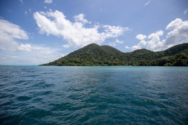 Koh Chang Adası, Trat, Tayland - Ekim 2019 Kai Bae bakış açısından Koh Chang Adası manzarası. Koh Chang, Tayland 'ın Trat bölgesindeki en büyük ada..