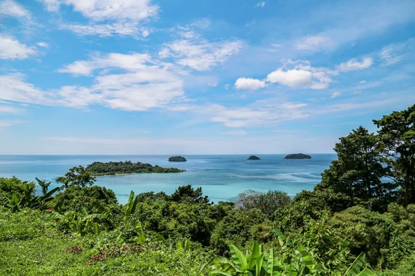 Koh Chang Adası, Trat, Tayland - Ekim 2019 Kai Bae bakış açısından Koh Chang Adası manzarası. Koh Chang, Tayland 'ın Trat bölgesindeki en büyük ada..