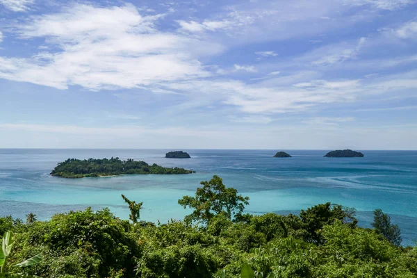 Koh Chang Adası, Trat, Tayland - Ekim 2019 Kai Bae bakış açısından Koh Chang Adası manzarası. Koh Chang, Tayland 'ın Trat bölgesindeki en büyük ada..