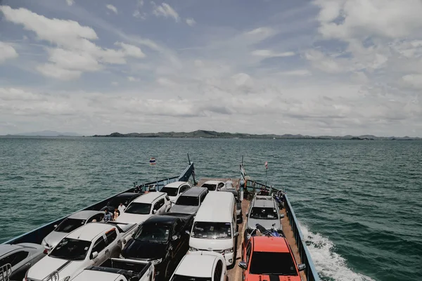 Koh Chang Adası, Trat Eyaleti, Tayland - Ekim 2019: Feribot Trat 'tan Tayland' ın Trat eyaletinden Koh Chang Adası 'na.