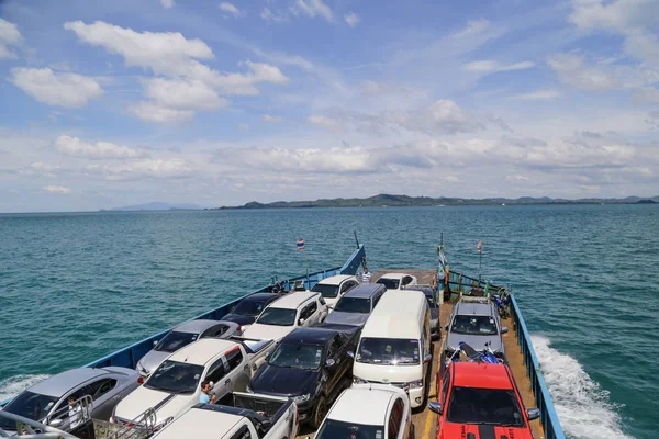 Koh Chang Adası, Trat Eyaleti, Tayland - Ekim 2019: Feribot Trat 'tan Tayland' ın Trat eyaletinden Koh Chang Adası 'na.