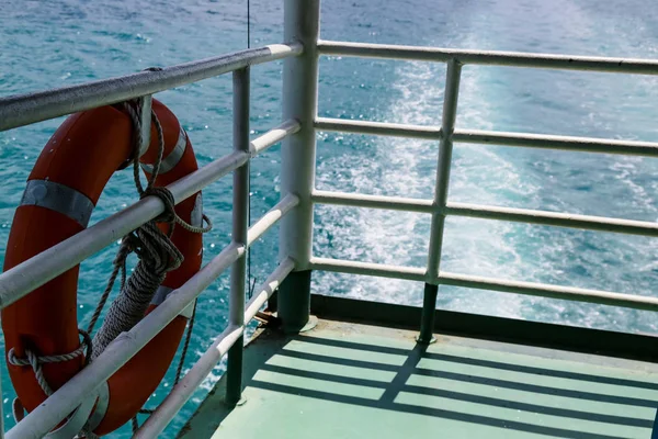 Tayland 'daki Koh Chang Adası' na yelken açarken güvenlik için Torus teknede..