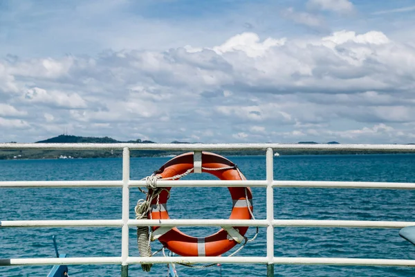 Tayland 'daki Koh Chang Adası' na yelken açarken güvenlik için Torus teknede..