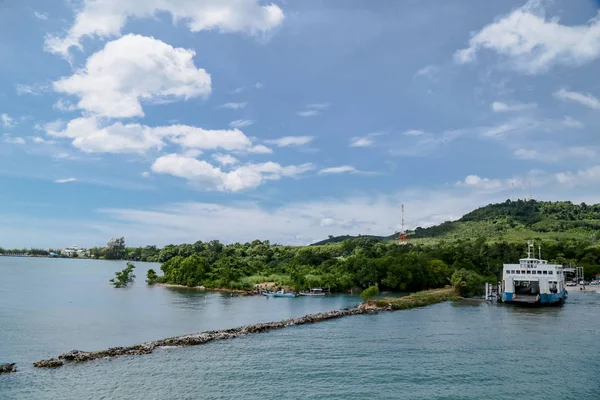 Koh Chang Adası, Trat Eyaleti, Tayland - Ekim 2019: Feribot Trat 'tan Tayland' ın Trat eyaletinden Koh Chang Adası 'na.