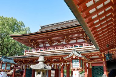 Dazaifu, Fukuoka, Japonya - Kasım 2019: Dazaifu Tenmangu Tapınağı 'nın yanı sıra Dazaifu' nun bölgenin idari merkezi olarak oynadığı rolle ilgili alanlar. Dazaifu 'da sakin bir şehirde konumlanın..