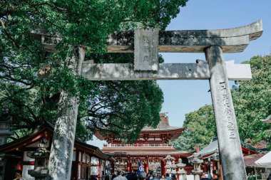 Dazaifu, Fukuoka, Japonya - Kasım 2019: Dazaifu Tenmangu Tapınağı 'nın yanı sıra Dazaifu' nun bölgenin idari merkezi olarak oynadığı rolle ilgili alanlar. Dazaifu 'da sakin bir şehirde konumlanın..