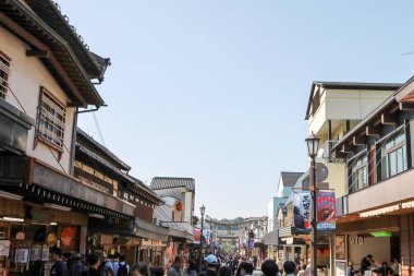 Dazaifu, Fukuoka, Japonya - Kasım 2019: Dazaifu Tenmangu Tapınağı 'nın yanı sıra Dazaifu' nun bölgenin idari merkezi olarak oynadığı rolle ilgili alanlar. Dazaifu 'da sakin bir şehirde konumlanın..