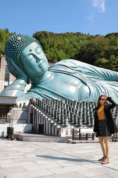 Kedves Lány Nagy Buddha Előtt Nanzo Templomban Fukuoka Japán Nanzoin — Stock Fotó
