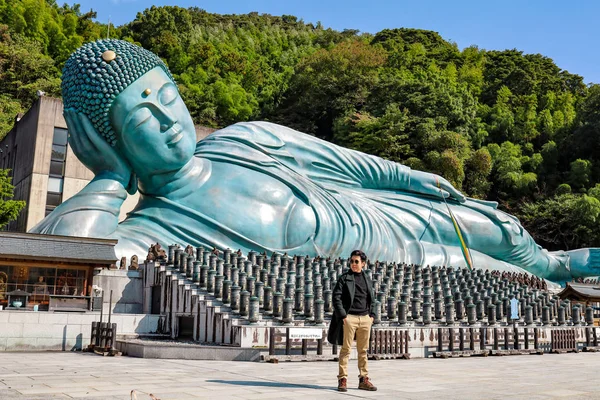 Nanzoin Fukuoka Japán 2019 November Férfi Nagy Buddha Előtt Nanzo — Stock Fotó