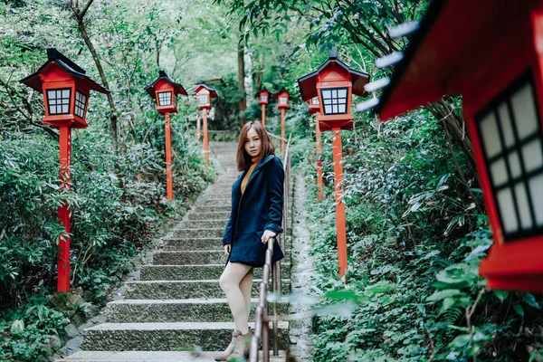 Encantadora Chica Frente Gran Buda Templo Nanzo Fukuoka Japón Nanzoin — Foto de Stock