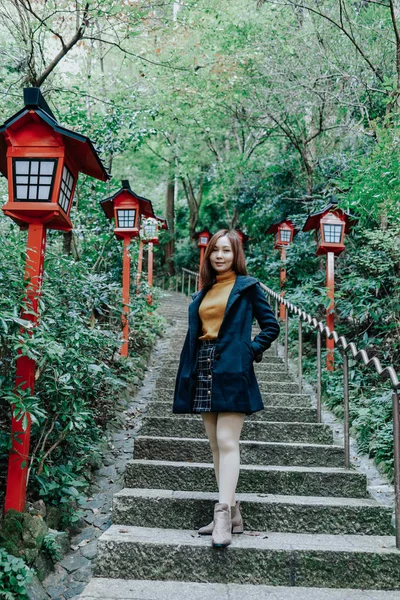 Encantadora Chica Frente Gran Buda Templo Nanzo Fukuoka Japón Nanzoin — Foto de Stock