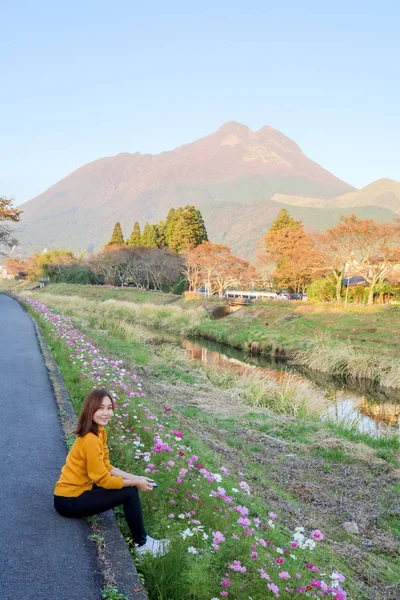 Молода Жінка Макове Поле Квітів Місті Юфуїн Штат Оїта Японія — стокове фото