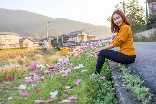 Young Woman Poppy Field Flowers Yufuin Town Oita Japan — 스톡 사진