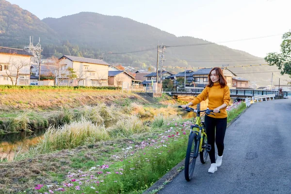 Mujer Joven Montando Bicicleta Parque Ciudad Yufuin Oita Japón — Foto de Stock