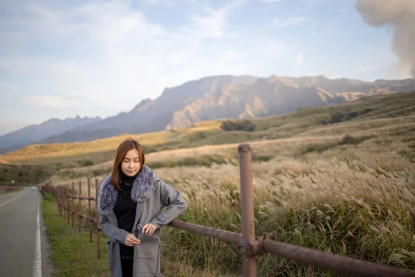 Preciosa Chica Japonesa Linda Pie Fondo Del Volcán Activo Aso — Foto de Stock