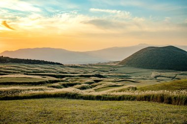 Japonya 'daki en büyük aktif volkan olan Aso Kuju Ulusal Parkı, Aso (Aso-shi), Kyushu Bölgesi, Kumamoto Bölgesi, Japonya' daki Komezuka Dağı 'nda (Aso-san) bulunur.)