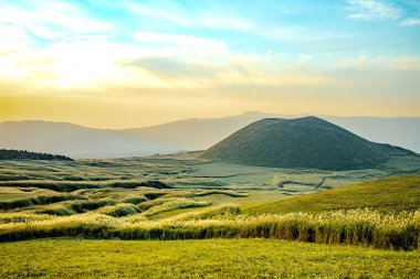 Japonya 'daki en büyük aktif volkan olan Aso Kuju Ulusal Parkı, Aso (Aso-shi), Kyushu Bölgesi, Kumamoto Bölgesi, Japonya' daki Komezuka Dağı 'nda (Aso-san) bulunur.)